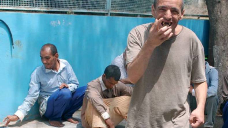 مجانين يهيمون بالشوارع.. وندرة في أدويتهم!